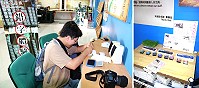 鉛字體驗趣在馬祖故事館開辦,已有遊客在嘗試及現場有馬祖日報鉛印明信片及鉛印馬祖日報歷史報張兩種產品。(圖:曹以鋒、本報編輯部)