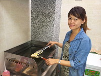高雄美濃客家女孩黃燕玲與在地鄉親合資經營速食蛋餅等早餐店。(圖:宋志富)