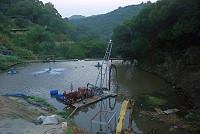勝利水庫上游一隅,施工廠商已派遣機具和人力著手清除淤積,以提升水庫壽命,穩定水質。(圖/文:邱竟瑋)