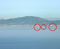 黃岐鎮港前面有3個小島礁,經查證叫「東午」,馬祖漁民去黃岐就以此為指標,看到它再開進去10分鐘就到鎮港。(圖:校長王建華提供)