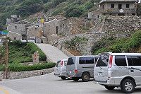 　芹壁村南面山入口存在停車問題，影響遊客動線與視線。（圖／文：陳鵬雄）