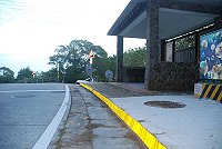 縣府交通局為提升駕駛人行經南竿雲台山至中山門一帶安全,於該處人行道邊緣貼上反光標誌,期盼霧季與夜間發揮效果。(圖/文:邱竟瑋)