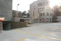 馬祖高中地下停車場出口劃設反光格線,提醒路過的駕駛朋友小心慢行,並保持出入口暢通。(圖/文:邱竟瑋)