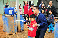 為推廣漆彈運動到下一代,今年漆彈運動推廣營也舉辦親子組定點射擊賽,大人、小孩輪流舉槍瞄準一較高下,家長也會親切的幫孩子「喬姿勢」,現場氣氛是溫馨又有趣。(圖/文:曹重偉)