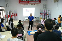 　為提升地區居民志工緊急救護能力，確保人民生命安全，紅會特依101年度急救教育推廣計畫舉辦CPR+AED訓練，吸引20位學員志工參加。（圖：紅十字會馬祖支會提供）
