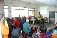 「復興澳口海堤海岸環境改善工程」實質建設部分已上網進行發包作業,縣議員曹爾章與設計單位昨天向鄉親進行說明,並聽取後續修正意見。(圖/文:邱竟瑋)