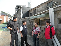 　東引鄉12棟住宅部分土地登記到學校名下，縣議員張永江會同地政事務所主任陳奕誠實地了解，尋求解套方法。（圖／文：陳其敏）
