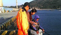 小魚禁捕政策,離島也貫徹!縣府建設局20日前往東莒猛澳碼頭,提醒漁民與釣客遵守「連江縣海域轄區內水產動物採捕體長限制」規定。(圖:縣府建設局提供)