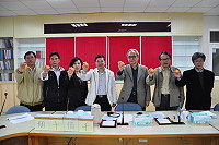 縣府昨日上午舉行新臺馬輪命名評選會議，最後9名委員中有7名委員評定「臺馬之星」序位第一，「臺馬之星」雀屏中選成為預計102年下水的新臺馬輪船名。會後評選委員並抽出這次網路投稿與網路投票的幸運民眾，中獎名單將於26日公告於活動網站。（圖：連江縣政府交通局提供）