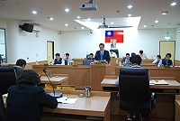 　南竿鄉民代表會昨天召開第九屆第五次定期大會，鄉長朱秀平率各課室主管進行施政報告，代表們針對獅子市場改建預算缺口及人行道施做問題進行質詢。（圖／文：劉秋月）