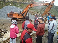 東引海淡廠旁邊公有地長期遭占用堆放建材、機具,民代要求鄉公所謀求對策進行改善。(圖/文:陳其敏)