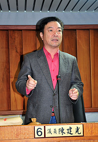 　議員陳建光進行質詢。（圖／文：曹重偉）
