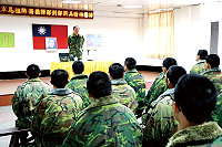 　任指揮官提醒在座弟兄，由於天氣漸漸寒冷，要持續鍛鍊體能，並做好防寒準備。（圖／文：宋韋廷）