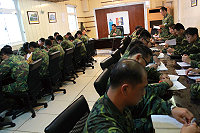 各科組人員聚精會神開會,指揮官章將軍也提醒大家天冷注意保暖。(圖/文:劉書凱)