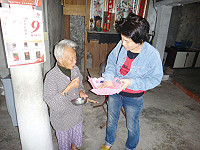 　縣府民政局推動關懷獨居老人溫馨計畫，派員訪視各外島獨居老人，讓他們感受到政府的關懷。（圖：縣府民政局提供）
