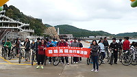 　南竿鄉體育會運動小聯盟辦理的輪轉馬祖自行車活動，昨天在救生大隊廣場前開心出發，馬中不少學生也在老師陪同下熱情參與。（圖／文：劉秋月）