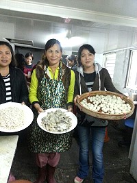 婦女會在莒光辦理魚丸、魚麵製作研習,年輕媽媽們學習傳統手藝;雖然天雨,仍不減姐妹們熱情。(圖: 連江縣婦女會提供)