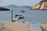 　塘岐澳口簡易浮動碼頭完成發包，但澳口西南側缺口仍大無法完全確保澳口穩定性。（圖／文：陳鵬雄）