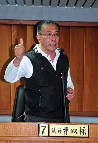 　副議長曹以標進行質詢。（圖／文：曹重偉）