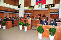 縣議會展開審議102年度地方總預算暨附屬單位預算案議程,一讀會前由主計室主任曹少玉就地方總預算編製情形進行簡報。(圖/文:曹重偉)