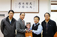　縣府消保官陳奕誠離職返台，縣議會議長陳貴忠特致贈「功在桑梓」紀念牌。（圖：連江縣議會提供）