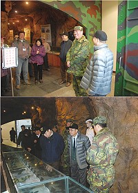 監察委員周陽山、劉玉山與馬防部指揮官任季男等人前往雲台山觀測所,與參訪民眾相見歡。(圖/文:邱竟瑋)