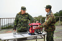   賀副指揮官親自視導發電機現場操作，並強調操作危險機具時，務必確遵安全規範及勤前教育的實施，嚴禁作業人員於無督導幹部的情況之下獨自操作。（圖／文：歐振陽）