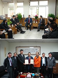 在馬中完成光纖鋪設後,馬祖成為全國第一個教育學術網路全面雙向光纖100M的縣市,中華電信董事長呂學錦昨天在立委陳雪生的陪同下拜會縣府,縣長楊綏生感謝中華電信在地區的長期投資;馬中校長陳天賜更致贈感謝狀,感謝中華電信協助讓馬中的網路三級跳,與全縣學校一致,成就未來視訊教學的可能性。(圖/文:劉秋月)