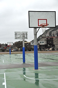 　塘岐運動場新增兩組立柱式籃球架。（圖／文：陳鵬雄）