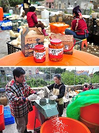 白蘿蔔產季不用愁,特產業者黃克文幫農民解憂,一次採購2千斤的白蘿蔔,準備加工製作成XO蘿蔔辣醬,他也特別強調該產品的一大賣點,就是採用馬祖生產的新鮮蘿蔔製作。(圖/文:曹重偉)