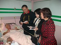 　桃園縣馬祖同鄉會理事長王國棟、副理事長曹秋萍、理事陳學和及監事曹明慧，於12月11日至桃園縣某養護機構探視李金寶鄉親。（圖：桃園縣馬祖同鄉會提供）