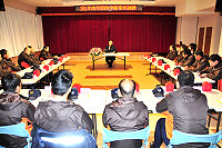 南竿警察所舉辦今年度民防大隊幹部暨南竿民防中隊常年訓練,民防隊成員一起接受局長侯欽宗的精神講話,希望大家以熱情、熱誠來看待這份責任,多參與公眾事務、回饋社會。(圖/文:曹重偉)