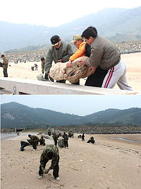 (上圖)章指揮官會同參謀、政戰兩位主任帶領眾弟兄,身體力行,親自為北竿的環境貢獻一分心力。(下圖)局當地居民與防區弟兄們,齊聚后澳沙灘,一同為環境盡一分心力。(圖/文:李羿興)