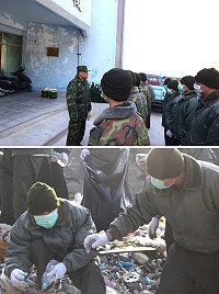 (上圖)政戰主任何上校實施勤前教育,將淨灘任務做講解。(下圖)官兵弟兄努力淨岸灘,使北澳口恢復自然景象。(圖/文:楊日嘉)