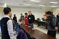 　地方特考第2天，三等及四等到考率微幅下降，考試委員何寄澎在秘書長劉羽茵陪同下巡視考場，並慰勉工作人員。（圖／文：劉秋月）