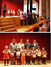 南竿鄉公所昨天舉辦2012一比高下繪畫比賽頒獎典禮,家長忙著幫自家寶貝記錄光榮的一刻,也出現台下照相比台上領獎的人還多的特殊場面。(圖/文:劉秋月)
