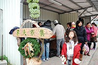 　假日農夫市集首賣大成功！跟農民直接買菜，買得放心、吃得也安心，建設局同仁出動幫農民叫賣，並在現場發放問卷填寫，以作為持續推動假日農夫市集的參考。（圖／文：劉秋月）