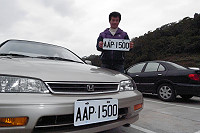 新式車牌昨天正式上路!連江監理站也順利發出第一張,外觀加長、變薄而且比舊車牌多一碼,和原本舊車牌差異相當大,未來會出現新舊車牌同時上路情形,警方及鄉親要多加留意。(圖/文:曹重偉)
