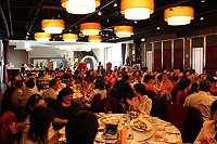 　台中市馬祖同鄉會舉辦推廣馬祖觀光旅遊宣導活動暨會員歲末餐會，許多久未謀面鄉親齊聚一堂，深深感受故鄉觀光旅遊之美和歲末年終的溫馨喜悅。（圖：台中市馬祖同鄉會提供）