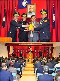 　連江縣警察局長走馬換將，新局長楊春鈞(圖右1)由原北市萬華分局長調任，原局長侯欽宗則接任台南市警察局主任秘書一職；縣長楊綏生、警政委員陳逸峰共同主持交接典禮，場面簡單隆重。（圖／文：曹重偉） 