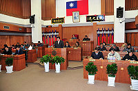 縣議會進行「審議本縣102年度地方總預算暨附屬單位預算案第二、三讀會」,先由聯席審查小組召集人議員張永江上台報告審查結果。(圖/文:曹重偉)