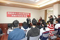 縣府企劃室推動「小而美的島嶼政治」專案,以青年公民記者培訓與青年記者會的方式,結合臺灣來訪媒體,以促進地區公民意識的成長,同時也創造公民關心縣政的平台。(圖/文:邱竟瑋)