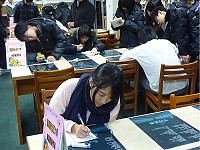 　2012第七屆全國高中巡迴詩展首度在馬祖高中圖書館展出，學校也利用此次詩展機會作為學生觀摩教學使用。（圖：馬祖高中提供）