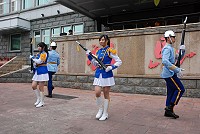 馬祖高中儀隊昨天首次於縣府大樓前公開演出,展現嬌柔與英氣。(圖/文:邱竟瑋)