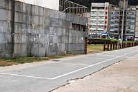 　福澳港島際交通船碼頭景觀鋪面步行區已完成，阻車柱外雖劃設紅線仍可發現隨意停車，造成民眾進出困擾更有礙觀瞻，運動場周邊已增設許多停車格敬請民眾多加利用。（圖／文：劉秋月）