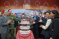 水廠30週年廠慶,地區府會來賓與歷屆廠長共同慶賀。(圖/文:邱竟瑋)