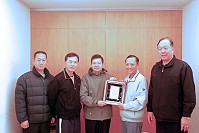 馬防部副指揮官王興禮榮調陸軍步兵訓練指揮部指揮官,縣長楊綏生昨致贈榮譽縣民證。(圖/文:邱竟瑋)