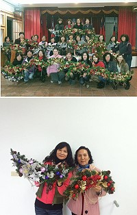 婦女會聖誕節人造花巡迴莒光研習,東、西莒姐妹們各自製作完成作品,大夥捧在手上開心合影。(圖:連江縣婦女會莒光分會提供)