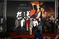 　「花漾」高雄首映會，（左起）樂團配樂李哲毅老師、周美玲導演、萬芳、陳意涵、黃妃、高雄市文化局主秘潘政儀。（圖：南方島電影提供）