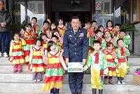 　介壽附幼小可愛報佳音，縣警局鐵漢也柔情，新上任局長楊春鈞親自為每一位報佳音的小小孩送上禮物。（圖／文：劉秋月）